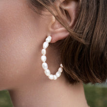 Load image into Gallery viewer, Minimalist pearl hoop earring |Freshwater pearl, Gold filled HE002
