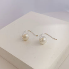 Load image into Gallery viewer, Viola pearl hook earring E008