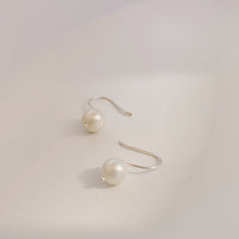Load image into Gallery viewer, Viola pearl hook earring E008