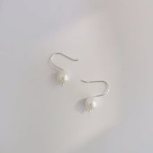 Load image into Gallery viewer, Viola pearl hook earring E008