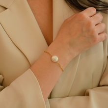 Load image into Gallery viewer, Coin pearl chain bracelet |Fresh water pearl and gold filled chain HB007