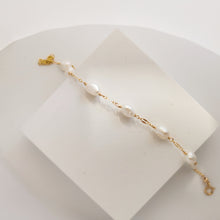 Load image into Gallery viewer, Nora dainty pearl bracelet HB025