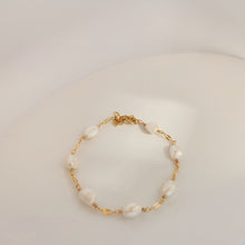 Load image into Gallery viewer, Nora dainty pearl bracelet HB025