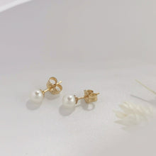 Load image into Gallery viewer, Dainty pearl ear stud HE005