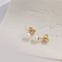 Load image into Gallery viewer, Dainty pearl ear stud HE005