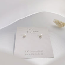 Load image into Gallery viewer, Dainty pearl ear stud HE005