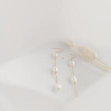 Load image into Gallery viewer, Pearl dangle drop earring HE007
