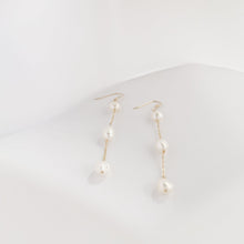 Load image into Gallery viewer, Pearl dangle drop earring HE007