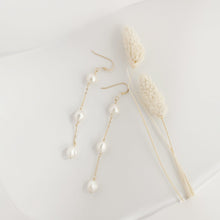 Load image into Gallery viewer, Pearl dangle drop earring HE007