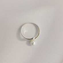 Load image into Gallery viewer, Nina silver pearl ring R004