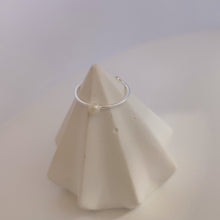 Load image into Gallery viewer, Sara Tiny pearl silver ring R019