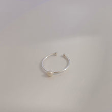 Load image into Gallery viewer, Sara Tiny pearl silver ring R019