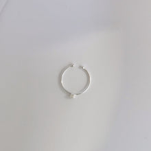 Load image into Gallery viewer, Sara Tiny pearl silver ring R019