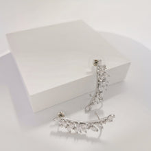 Load image into Gallery viewer, Fancy ear climber E030