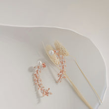 Load image into Gallery viewer, Pearl ear climber E052
