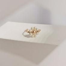 Load image into Gallery viewer, Maley flower ring HR008