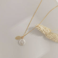 Load image into Gallery viewer, Pearl pendant necklace | Gold filled and freshwater pearl HN002