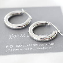 Load image into Gallery viewer, E065 Minimalist gold/silver hoop.