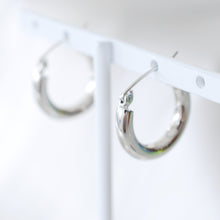 Load image into Gallery viewer, E065 Minimalist gold/silver hoop.