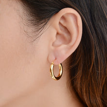 Load image into Gallery viewer, E065 Minimalist gold/silver hoop.