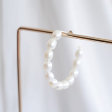 Load image into Gallery viewer, Minimalist pearl hoop earring |Freshwater pearl, Gold filled HE002