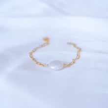 Load image into Gallery viewer, Coin pearl chain bracelet |Fresh water pearl and gold filled chain HB007