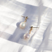 Load image into Gallery viewer, Lyric pearl earring | Freshwater pearls, gold filled chain HE025