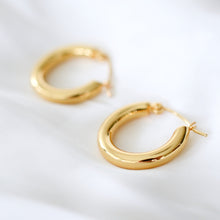 Load image into Gallery viewer, E065 Minimalist gold/silver hoop.