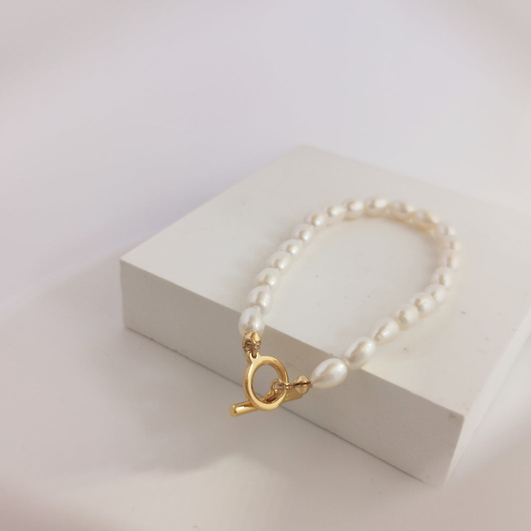 Molly toggle pearl bracelet B018