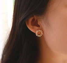 Load image into Gallery viewer, Round Flower Ear Stud HE004
