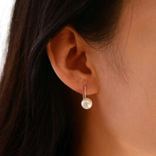 Load image into Gallery viewer, Viola pearl hook earring E008
