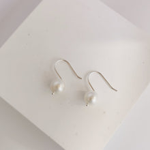 Load image into Gallery viewer, Viola pearl hook earring E008
