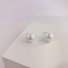 Load image into Gallery viewer, Simple pearl ear stud E009
