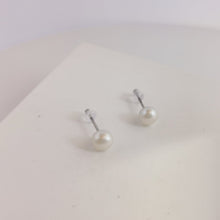 Load image into Gallery viewer, Simple pearl ear stud E009
