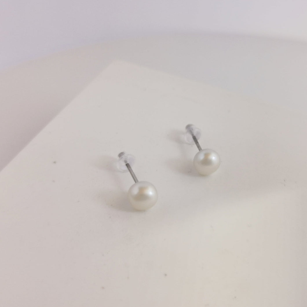 Simple pearl ear stud E009