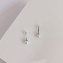 Load image into Gallery viewer, Simple pearl ear stud E009
