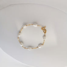 Load image into Gallery viewer, Nora dainty pearl bracelet HB025
