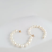 Load image into Gallery viewer, Bridal Hoop Earrings-Minimalist pearl hoop earring | Freshwater pearl, Gold filled HE002
