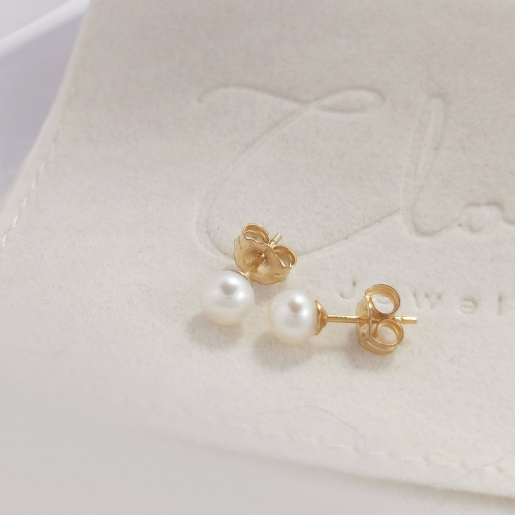 Dainty pearl ear stud HE005