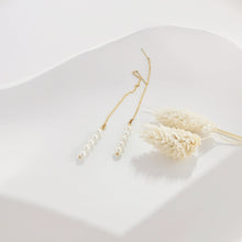 Load image into Gallery viewer, Minimalist pearls ear threader HE006
