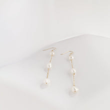 Load image into Gallery viewer, Bridal  Pearl dangle drop HE007
