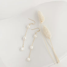 Load image into Gallery viewer, Bridal  Pearl dangle drop HE007
