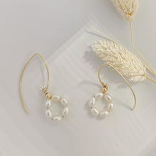 Load image into Gallery viewer, Maley flower earring | Gold filled freshwater pearl HE029
