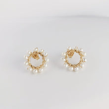 Load image into Gallery viewer, Round Flower Ear Stud HE004
