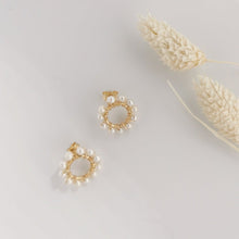 Load image into Gallery viewer, Round Flower Ear Stud HE004
