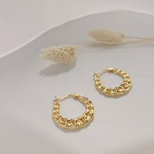 Load image into Gallery viewer, Gold twist hoop E046
