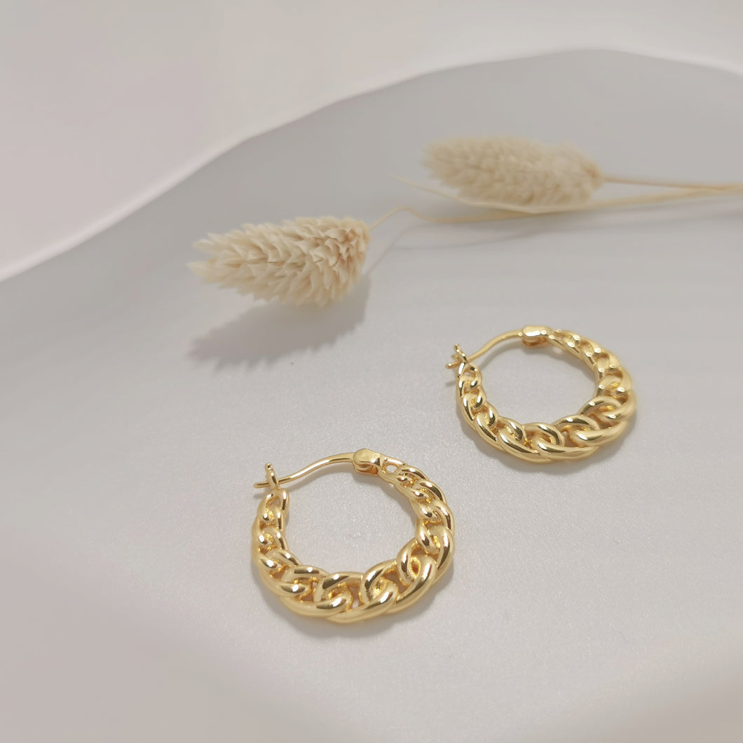 Gold twist hoop E046