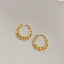 Load image into Gallery viewer, Gold twist hoop E046
