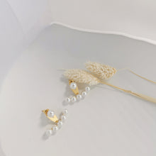 Load image into Gallery viewer, Pearl ear jacket | Faux pearls, stainless steel with gold plating E079
