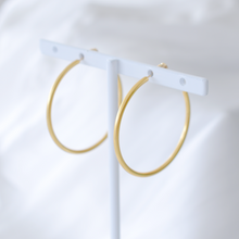 Load image into Gallery viewer, E003 Matte gold hoop
